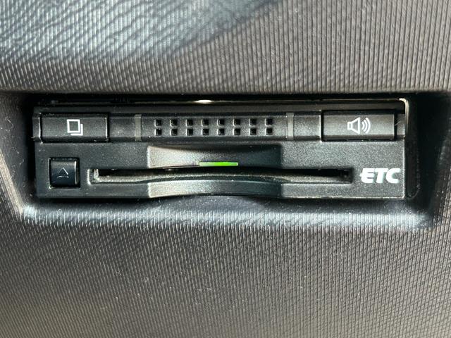 アクア G 純正ナビ バックカメラ ビルトインETC クルーズコントロール 横滑り防止装置 D/N席シートヒーター プッシュスタート スマートキー 純正フロアマット 電動格納ミラー(13枚目)