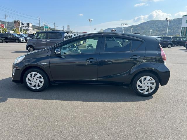 アクア G 純正ナビ バックカメラ ビルトインETC クルーズコントロール 横滑り防止装置 D/N席シートヒーター プッシュスタート スマートキー 純正フロアマット 電動格納ミラー(19枚目)