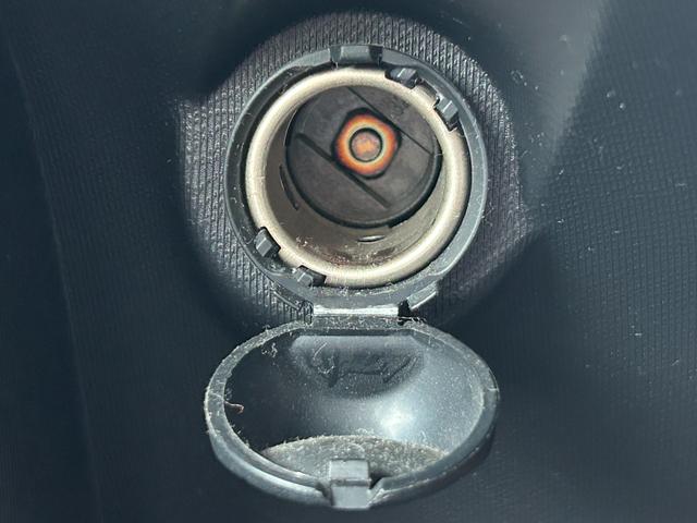 アクア G 純正ナビ バックカメラ ビルトインETC クルーズコントロール 横滑り防止装置 D/N席シートヒーター プッシュスタート スマートキー 純正フロアマット 電動格納ミラー(33枚目)