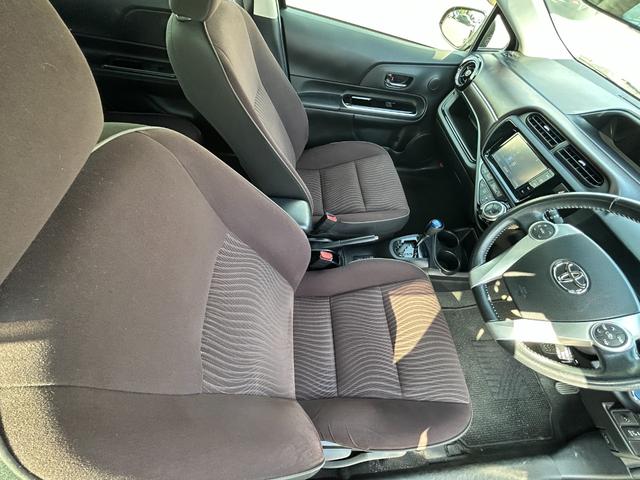 アクア G 純正ナビ バックカメラ ビルトインETC クルーズコントロール 横滑り防止装置 D/N席シートヒーター プッシュスタート スマートキー 純正フロアマット 電動格納ミラー(43枚目)