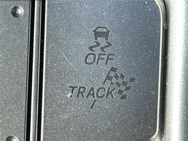 ８６ ＧＴリミテッド　ブラックパッケージ　登録時走行距離８６６３５ｋｍ　社外ナビ（ＡＭ／ＦＭ／ＣＤ／ＤＶＤ／ＢＴ）　バックカメラ　ＲＡＹＳ１８インチアルミホイール　ＢＬＩＴＺマフラー　ＴＯＭ’Ｓエアロパーツ　純正ｂｒｅｍｂｏレッドキャリパー（9枚目）