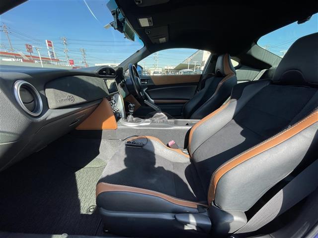 ８６ ＧＴリミテッド　ブラックパッケージ　登録時走行距離８６６３５ｋｍ　社外ナビ（ＡＭ／ＦＭ／ＣＤ／ＤＶＤ／ＢＴ）　バックカメラ　ＲＡＹＳ１８インチアルミホイール　ＢＬＩＴＺマフラー　ＴＯＭ’Ｓエアロパーツ　純正ｂｒｅｍｂｏレッドキャリパー（32枚目）
