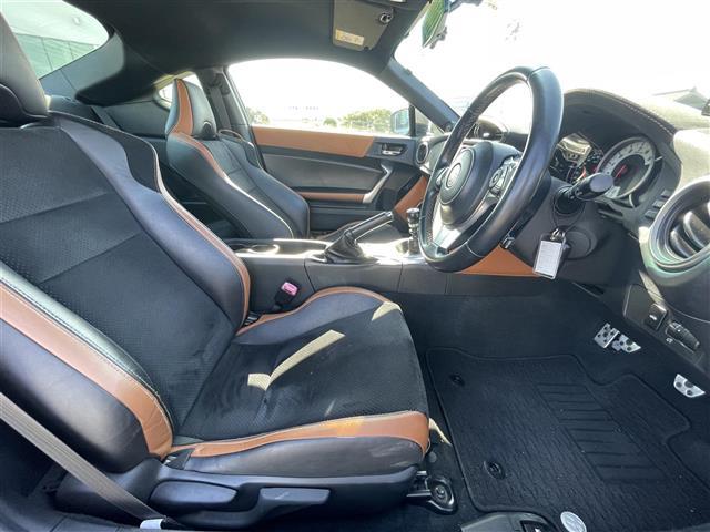 ８６ ＧＴリミテッド　ブラックパッケージ　登録時走行距離８６６３５ｋｍ　社外ナビ（ＡＭ／ＦＭ／ＣＤ／ＤＶＤ／ＢＴ）　バックカメラ　ＲＡＹＳ１８インチアルミホイール　ＢＬＩＴＺマフラー　ＴＯＭ’Ｓエアロパーツ　純正ｂｒｅｍｂｏレッドキャリパー（34枚目）