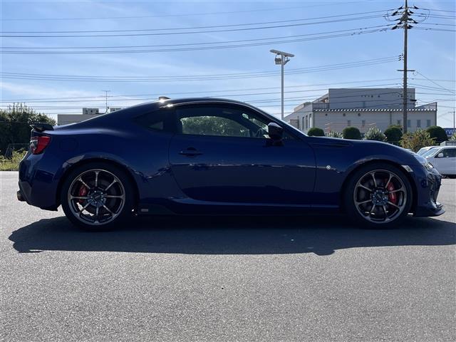 ８６ ＧＴリミテッド　ブラックパッケージ　登録時走行距離８６６３５ｋｍ　社外ナビ（ＡＭ／ＦＭ／ＣＤ／ＤＶＤ／ＢＴ）　バックカメラ　ＲＡＹＳ１８インチアルミホイール　ＢＬＩＴＺマフラー　ＴＯＭ’Ｓエアロパーツ　純正ｂｒｅｍｂｏレッドキャリパー（38枚目）