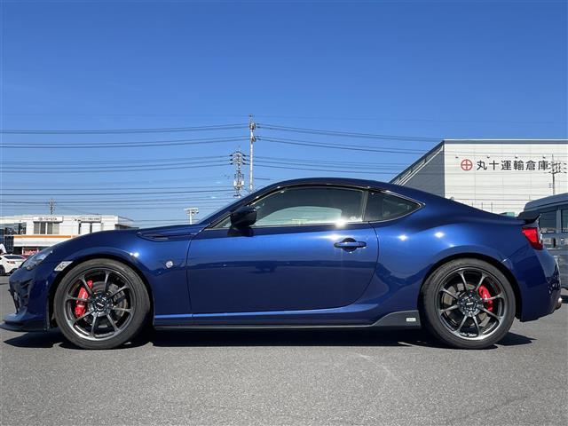 ８６ ＧＴリミテッド　ブラックパッケージ　登録時走行距離８６６３５ｋｍ　社外ナビ（ＡＭ／ＦＭ／ＣＤ／ＤＶＤ／ＢＴ）　バックカメラ　ＲＡＹＳ１８インチアルミホイール　ＢＬＩＴＺマフラー　ＴＯＭ’Ｓエアロパーツ　純正ｂｒｅｍｂｏレッドキャリパー（41枚目）