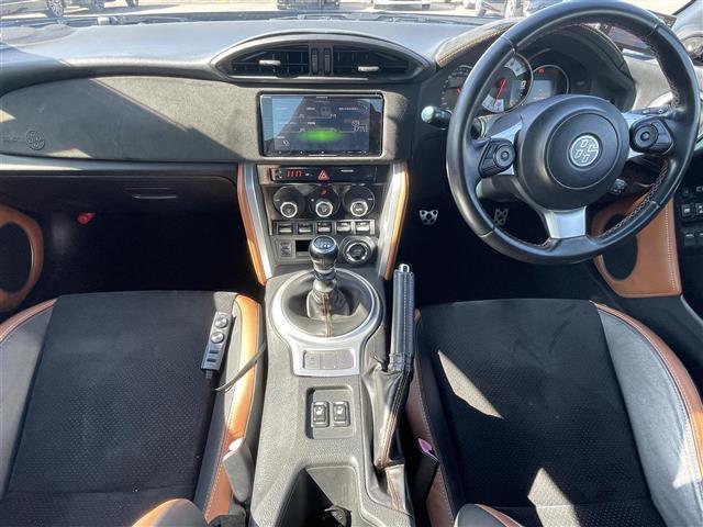 ８６ ＧＴリミテッド　ブラックパッケージ　登録時走行距離８６６３５ｋｍ　社外ナビ（ＡＭ／ＦＭ／ＣＤ／ＤＶＤ／ＢＴ）　バックカメラ　ＲＡＹＳ１８インチアルミホイール　ＢＬＩＴＺマフラー　ＴＯＭ’Ｓエアロパーツ　純正ｂｒｅｍｂｏレッドキャリパー（42枚目）