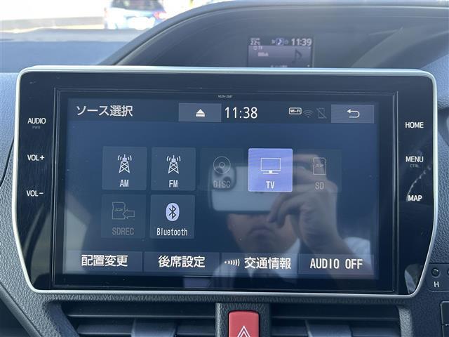 エスクァイア Ｇｉ　プレミアムパッケージ　ブラックテーラード　純正１０インチＳＤナビ　純正フリップダウンモニター　バックカメラ　ビルトインＥＴＣ　両側パワースライドドア　後席エアコン　ハーフレザーシート　ＤＮ席シートヒーター　キャプテンシート　トヨタセーフティセ（2枚目）