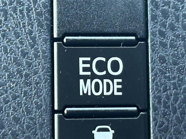 エスクァイア Ｇｉ　プレミアムパッケージ　ブラックテーラード　純正１０インチＳＤナビ　純正フリップダウンモニター　バックカメラ　ビルトインＥＴＣ　両側パワースライドドア　後席エアコン　ハーフレザーシート　ＤＮ席シートヒーター　キャプテンシート　トヨタセーフティセ（7枚目）