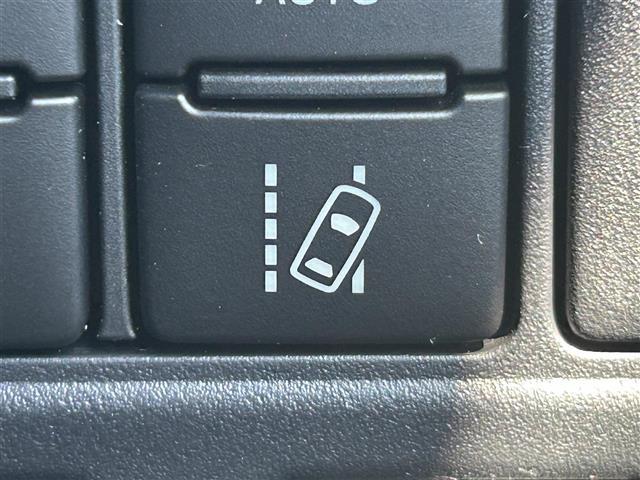 エスクァイア Ｇｉ　プレミアムパッケージ　ブラックテーラード　純正１０インチＳＤナビ　純正フリップダウンモニター　バックカメラ　ビルトインＥＴＣ　両側パワースライドドア　後席エアコン　ハーフレザーシート　ＤＮ席シートヒーター　キャプテンシート　トヨタセーフティセ（10枚目）