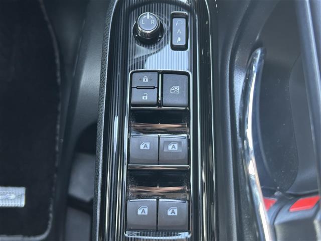 エスクァイア Ｇｉ　プレミアムパッケージ　ブラックテーラード　純正１０インチＳＤナビ　純正フリップダウンモニター　バックカメラ　ビルトインＥＴＣ　両側パワースライドドア　後席エアコン　ハーフレザーシート　ＤＮ席シートヒーター　キャプテンシート　トヨタセーフティセ（18枚目）