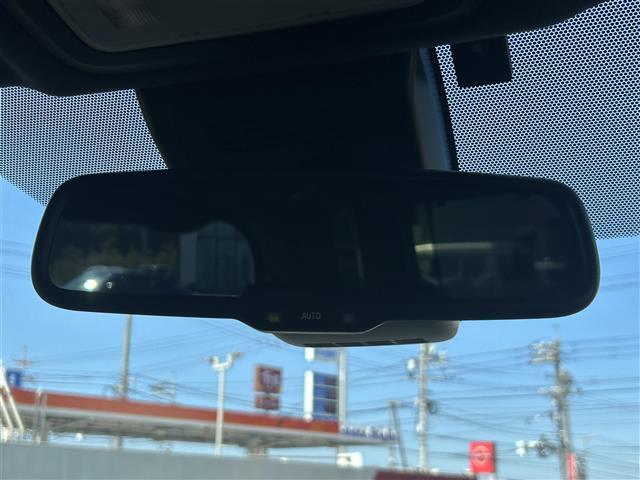 エスクァイア Ｇｉ　プレミアムパッケージ　ブラックテーラード　純正１０インチＳＤナビ　純正フリップダウンモニター　バックカメラ　ビルトインＥＴＣ　両側パワースライドドア　後席エアコン　ハーフレザーシート　ＤＮ席シートヒーター　キャプテンシート　トヨタセーフティセ（19枚目）