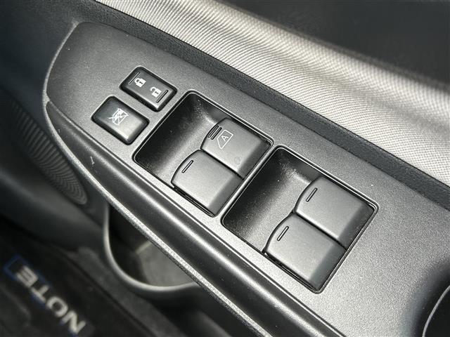 ノート e-パワー X 純正ナビ バックカメラ エマージェンシーブレーキ 車線逸脱防止支援システム 横滑り防止装置 車両接近通報装置 電動格納ミラー オートライト プッシュスタート スマートキー 純正フロアマット(10枚目)