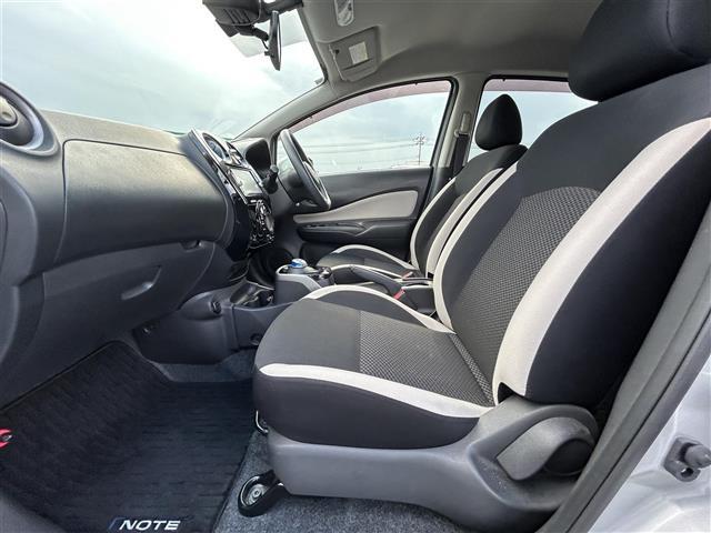 ノート e-パワー X 純正ナビ バックカメラ エマージェンシーブレーキ 車線逸脱防止支援システム 横滑り防止装置 車両接近通報装置 電動格納ミラー オートライト プッシュスタート スマートキー 純正フロアマット(33枚目)