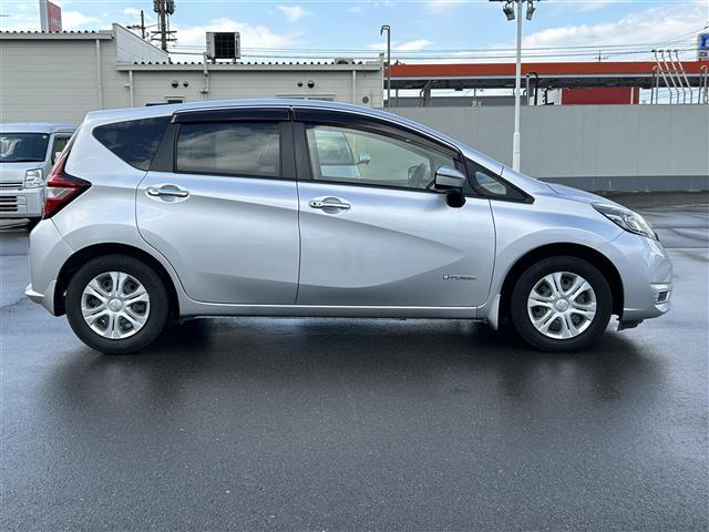 ノート e-パワー X 純正ナビ バックカメラ エマージェンシーブレーキ 車線逸脱防止支援システム 横滑り防止装置 車両接近通報装置 電動格納ミラー オートライト プッシュスタート スマートキー 純正フロアマット(40枚目)