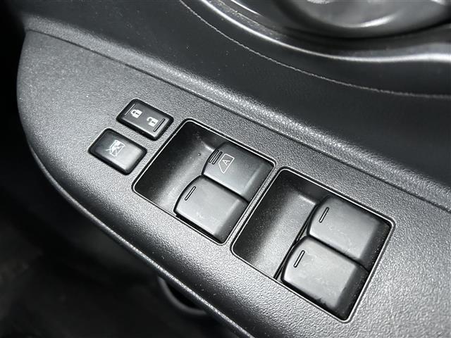 マーチ Ｓ　純正オーディオ　横滑り防止装置　ヘッドライトレベライザー　電動格納ミラー　純正フロアマット　リモコンキー　保証書／取扱説明書（6枚目）