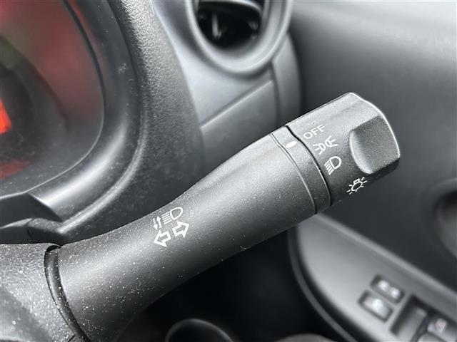 マーチ Ｓ　純正オーディオ　横滑り防止装置　ヘッドライトレベライザー　電動格納ミラー　純正フロアマット　リモコンキー　保証書／取扱説明書（9枚目）