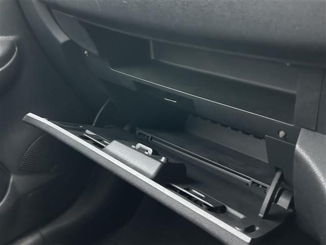 マーチ Ｓ　純正オーディオ　横滑り防止装置　ヘッドライトレベライザー　電動格納ミラー　純正フロアマット　リモコンキー　保証書／取扱説明書（11枚目）