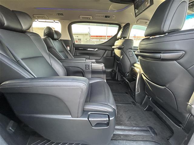 アルファード ２．５Ｓ　Ｃパッケージ　ＡＬＰＩＮＥナビ　後席モニター　バックカメラ　ＥＴＣ　ドラレコ　両側パワスラ　トヨタセーフティセンス　レーダークルーズコントロール　本革シート　ベンチレーション　オットマン　１８インチ純正ＡＷ（26枚目）