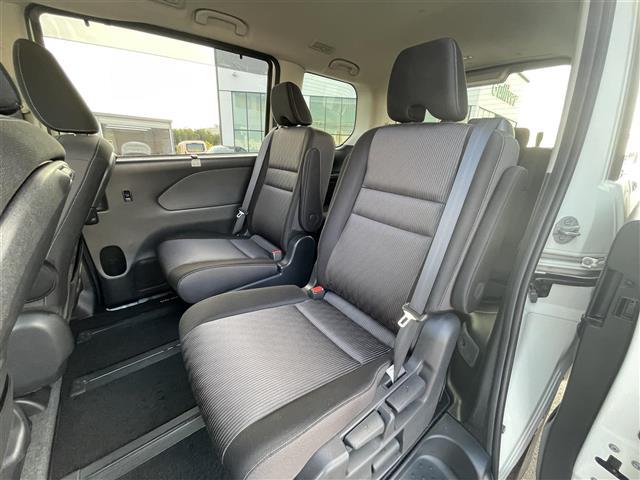 セレナ ｅ－パワー　ハイウェイスターＶ　純正１０インチナビ　全方位カメラ　両側パワスラ　ＢＳＭ　ＥＴＣ　デジタルインナーミラー　プロパイロット　レーダークルーズコントロール　衝突軽減　純正フロアマット　１５インチ純正ＡＷ　コーナーセンサー（30枚目）