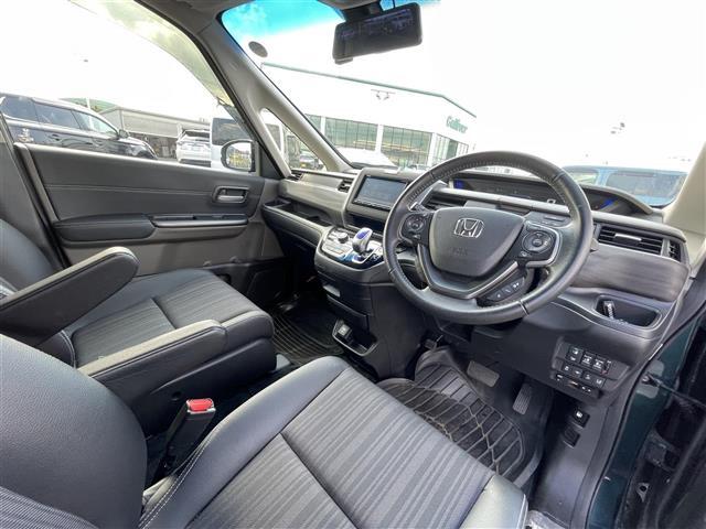 フリードハイブリッド ハイブリッド・ＥＸ　純正ナビ　バックカメラ　両側パワスラ　ＥＴＣ　ドラレコ　デジタルインナーミラー　ホンダセンシング　レーダークルーズコントロール　レーンキープアシスト　シートヒーター　１５インチ社外ＡＷ　フロアマット（21枚目）