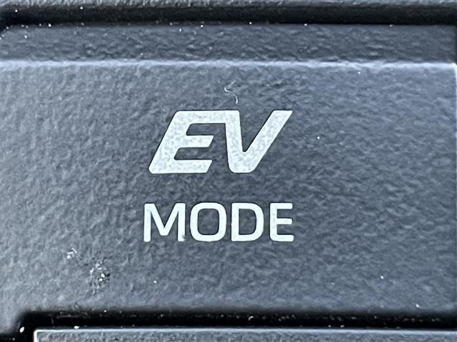 クラウンハイブリッド ＲＳアドバンス　純正ナビ　バックカメラ　ＥＴＣ　ＨＵＤ　ドラレコ　トヨタセーフティセンス　ＢＳＭ　レーダークルーズコントロール　パワーシート　シートヒーター　ステアリングヒーター　フロアマット　１８インチ純正ＡＷ（9枚目）