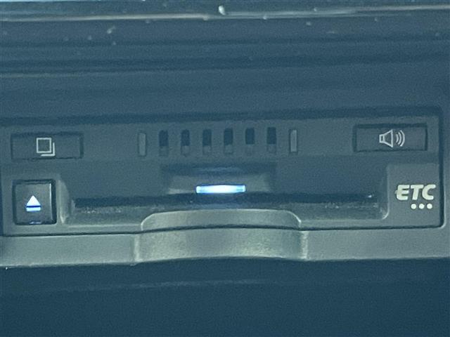 クラウンハイブリッド ＲＳアドバンス　純正ナビ　バックカメラ　ＥＴＣ　ＨＵＤ　ドラレコ　トヨタセーフティセンス　ＢＳＭ　レーダークルーズコントロール　パワーシート　シートヒーター　ステアリングヒーター　フロアマット　１８インチ純正ＡＷ（17枚目）