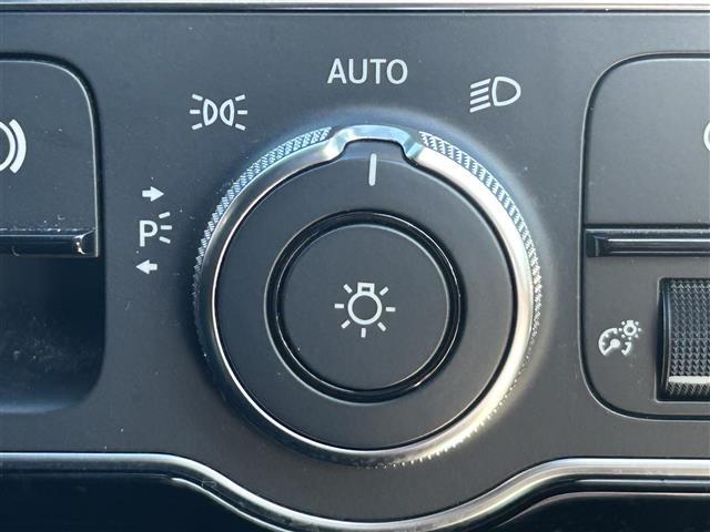 Ａクラス Ａ１８０　スタイル　純正ナビ　バックカメラ　ＥＴＣ２．０　ＢＳＭ　ドラレコ　シートヒーター　クリアランスソナー　衝突軽減　横滑り防止装置　クルコン　レーンキープアシスト　オートライト　アイドリングストップ　純正ＡＷ（7枚目）