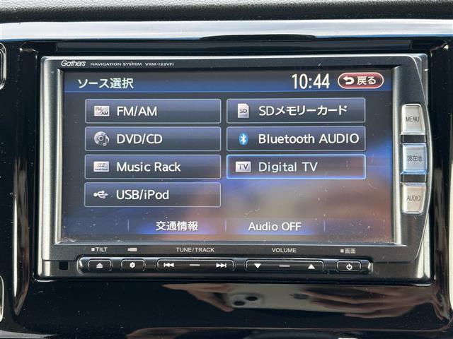 Ｎ－ＷＧＮカスタム Ｇ・ターボパッケージ　純正ナビ　バックカメラ　衝突軽減ブレーキ　ＥＴＣ　クルーズコントロール　ハーフレザーシート　横滑り防止装置　アイドリングストップ　オートライト　電動格納ミラー　純正１５インチＡＷ　プッシュスタート（4枚目）