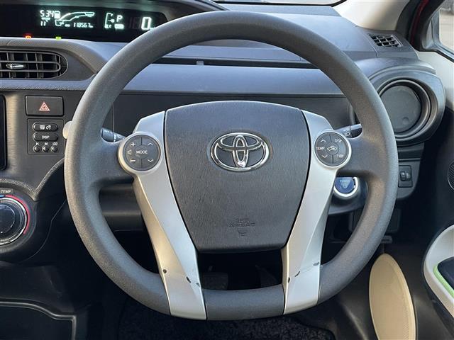 アクア Ｓ　社外ナビ　バックカメラ　ＥＴＣ　アイドリングストップ　ＵＳＢ入力端子　純正フロアマット　オートライト　横滑り防止装置　ドアバイザー　プッシュスタート　スマートキー　電動格納ミラー（6枚目）