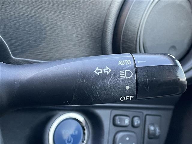 アクア Ｓ　社外ナビ　バックカメラ　ＥＴＣ　アイドリングストップ　ＵＳＢ入力端子　純正フロアマット　オートライト　横滑り防止装置　ドアバイザー　プッシュスタート　スマートキー　電動格納ミラー（10枚目）