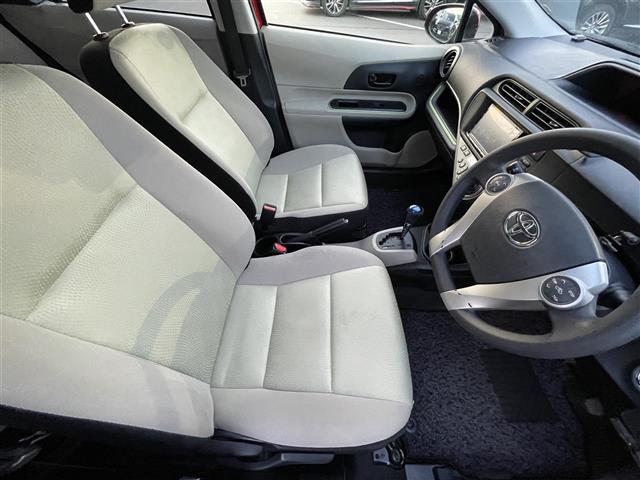 アクア Ｓ　社外ナビ　バックカメラ　ＥＴＣ　アイドリングストップ　ＵＳＢ入力端子　純正フロアマット　オートライト　横滑り防止装置　ドアバイザー　プッシュスタート　スマートキー　電動格納ミラー（20枚目）