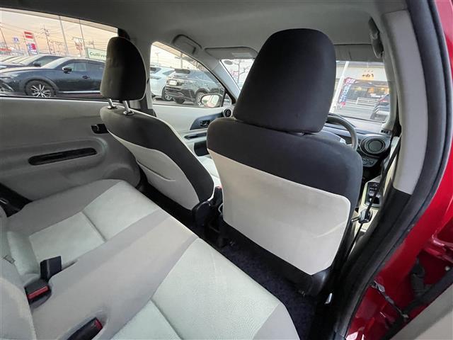 アクア Ｓ　社外ナビ　バックカメラ　ＥＴＣ　アイドリングストップ　ＵＳＢ入力端子　純正フロアマット　オートライト　横滑り防止装置　ドアバイザー　プッシュスタート　スマートキー　電動格納ミラー（24枚目）