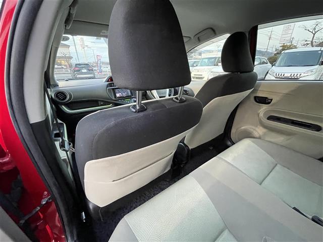 アクア Ｓ　社外ナビ　バックカメラ　ＥＴＣ　アイドリングストップ　ＵＳＢ入力端子　純正フロアマット　オートライト　横滑り防止装置　ドアバイザー　プッシュスタート　スマートキー　電動格納ミラー（31枚目）