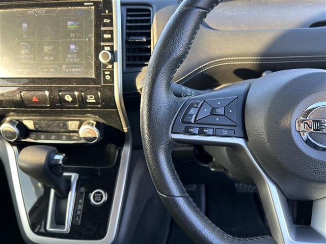 セレナ ハイウェイスター　Ｖセレクション　純正１０インチナビ　純正１１インチフリップダウンモニター　全方位カメラ　両側パワスラ　ＥＴＣ　パーキングアシスト　クルーズコントロール　衝突軽減　アイドリングストップ　１６インチ純正ＡＷ　フロアマット（16枚目）