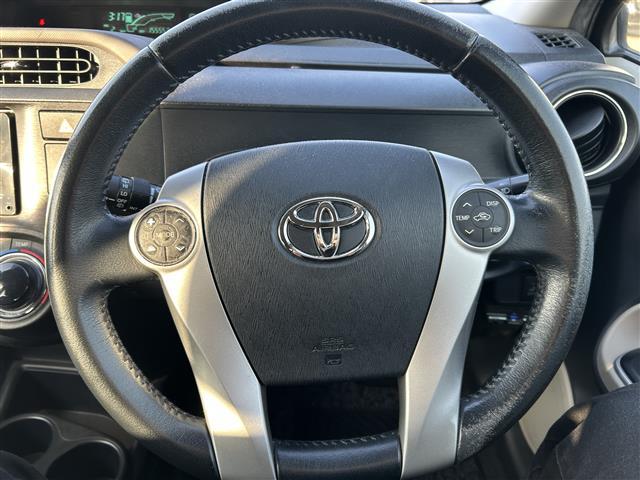 アクア Ｇ　純正ナビ　バックカメラ　ＥＴＣ　ヘッドライトレベライザー　アイドリングストップ　電動格納ミラー　シートヒーター　オートライト　純正フロアマット　プッシュスタート　スマートキー（13枚目）