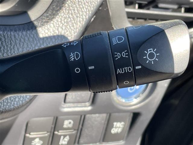 ヴォクシー ハイブリッドＺＳ　煌ＩＩ　禁煙車　フリップダウンモニター　ＡＬＰＩＮＥナビ　バックカメラ　両側パワスラ　Ｂｌｕｅｔｏｏｔｈ　フルセグＴＶ　ＥＴＣ　温シート　衝突軽減　レーンアシスト　クルコン　ＬＥＤヘッドライト　スマートキー（17枚目）