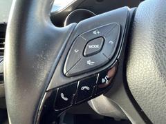 【ステアリングスイッチ】手元のボタンから、オーディオやナビなどの操作ができるのでよそ見をせずに安全に運転に集中できます。 6