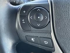 【ステアリングスイッチ】手元のボタンから、オーディオやナビなどの操作ができるのでよそ見をせずに安全に運転に集中できます。 4