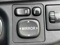 【電動格納ミラー】運転席のスイッチで、ドアミラーの開閉や角度の調整ができます。 7
