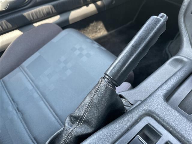 カプチーノ ベースグレード JVCカーオーディオ 保管用カバー付きハードトップルーフ インタークーラーターボ ターボタイマー 純正フロアマット スペアキー シガーソケット パワーウィンドウ 保証書 取扱説明書(23枚目)