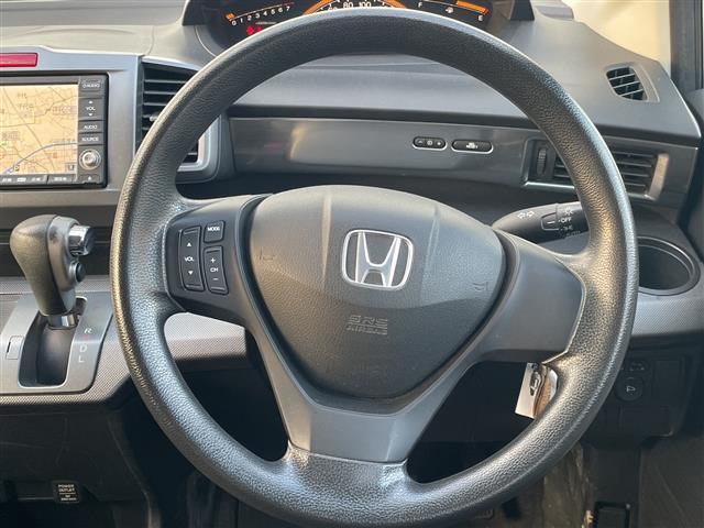 フリード G エアロ Lパッケージ 純正ナビ ワンセグTV Gathers製後席フリップダウンモニター 片側パワースライドドア バックカメラ ETC 純正アルミホイール 純正フロアマット 電動格納ミラー ドアバイザー(3枚目)