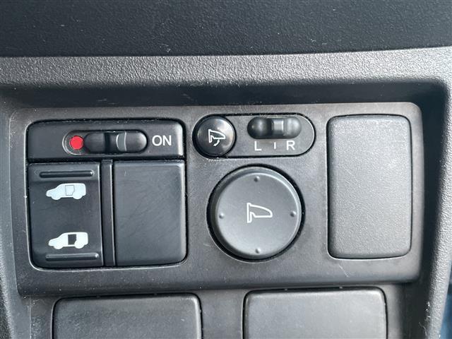 フリード G エアロ Lパッケージ 純正ナビ ワンセグTV Gathers製後席フリップダウンモニター 片側パワースライドドア バックカメラ ETC 純正アルミホイール 純正フロアマット 電動格納ミラー ドアバイザー(5枚目)