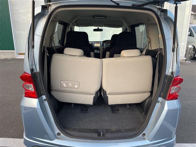 フリード G エアロ Lパッケージ 純正ナビ ワンセグTV Gathers製後席フリップダウンモニター 片側パワースライドドア バックカメラ ETC 純正アルミホイール 純正フロアマット 電動格納ミラー ドアバイザー(7枚目)