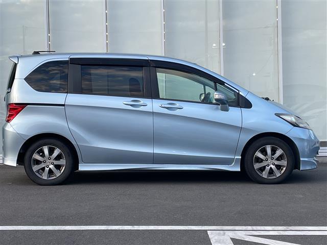 フリード G エアロ Lパッケージ 純正ナビ ワンセグTV Gathers製後席フリップダウンモニター 片側パワースライドドア バックカメラ ETC 純正アルミホイール 純正フロアマット 電動格納ミラー ドアバイザー(12枚目)