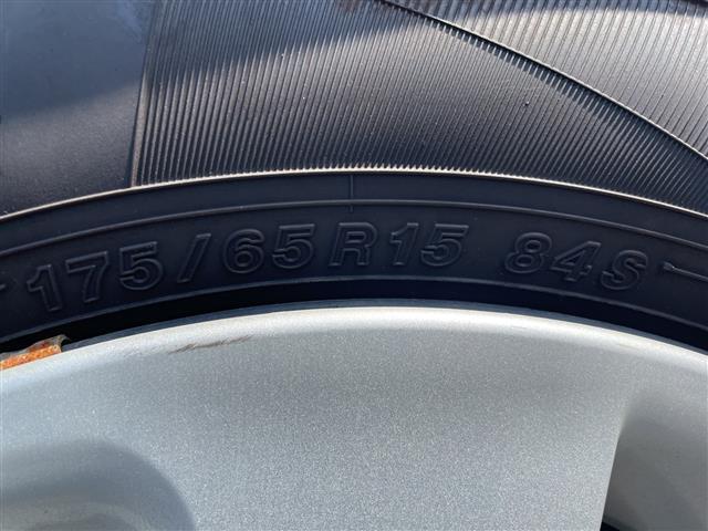 アクア S 純正SDナビ フルセグTV バックカメラ 前席シートヒーター 純正フロアマット フロントフォグランプ ドアバイザー スマートキー プッシュスタート オートライト キセノンヘッドライト 横滑り防止機能(10枚目)