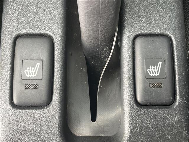 コペン ローブ　純正ナビ／フルセグＴＶ／ＣＤ／ＤＶＤ／Ｂｌｕｅｔｏｏｔｈ／ｉＰｏｄ　ＥＴＣ　バックカメラ　前席シートヒーター　ＭＴモード付ＡＴ　純正アルミホイール　純正フロアマット　フォグランプ（7枚目）