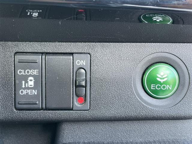 ステップワゴンスパーダ スパーダアドバンスパッケージα　純正ナビ　バックカメラ　Ｂｌｕｅｔｏｏｔｈ　リアモニター　ＥＴＣ　ワクワクゲート　片側パワースライドドア　クルコン　サイドアンダーミラー　純正フロアマット　オートライト　ＬＥＤヘッドライト（8枚目）