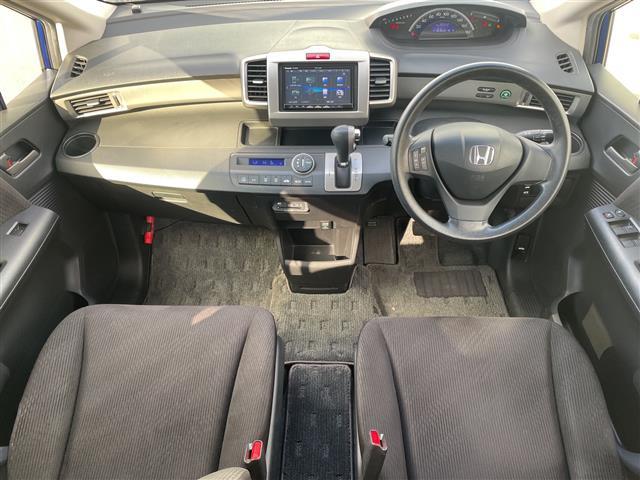 フリード Ｇ　ジャストセレクション　スマートキー　社外ナビ　Ｂｌｕｅｔｏｏｔｈ　バックカメラ　ＡＬＰＩＮＥ後席モニター　ＥＴＣ　前後ドラレコ　片側パワスラ　純正フロアマット　社外アルミ（2枚目）