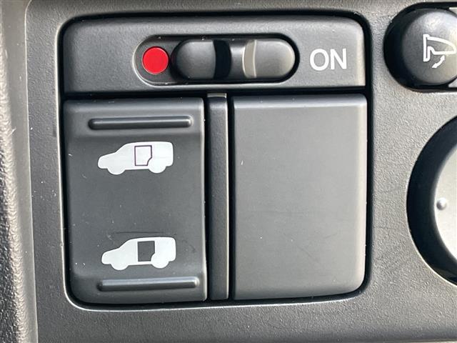 フリード Ｇ　ジャストセレクション　スマートキー　社外ナビ　Ｂｌｕｅｔｏｏｔｈ　バックカメラ　ＡＬＰＩＮＥ後席モニター　ＥＴＣ　前後ドラレコ　片側パワスラ　純正フロアマット　社外アルミ（7枚目）