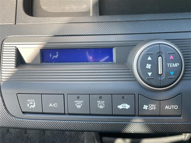 フリード Ｇ　ジャストセレクション　スマートキー　社外ナビ　Ｂｌｕｅｔｏｏｔｈ　バックカメラ　ＡＬＰＩＮＥ後席モニター　ＥＴＣ　前後ドラレコ　片側パワスラ　純正フロアマット　社外アルミ（10枚目）